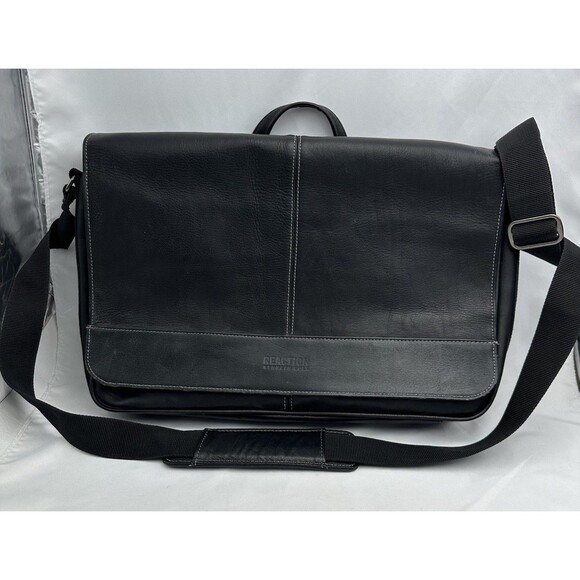 Kenneth Cole Reaction Full Grain Black Leather Risky Business Messenger Bag Flaw - Picture 1 of 16